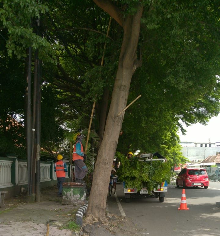 Tim Rabas ULP Ngadiluwih Intensifkan Pembersihan Jaringan di Area Alun-Alun Kediri