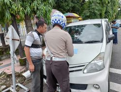 Satlantas Polres Kediri Kota Tertibkan Parkir Liar di Jalan Hasanudin, Enam Kendaraan Kena Tilang