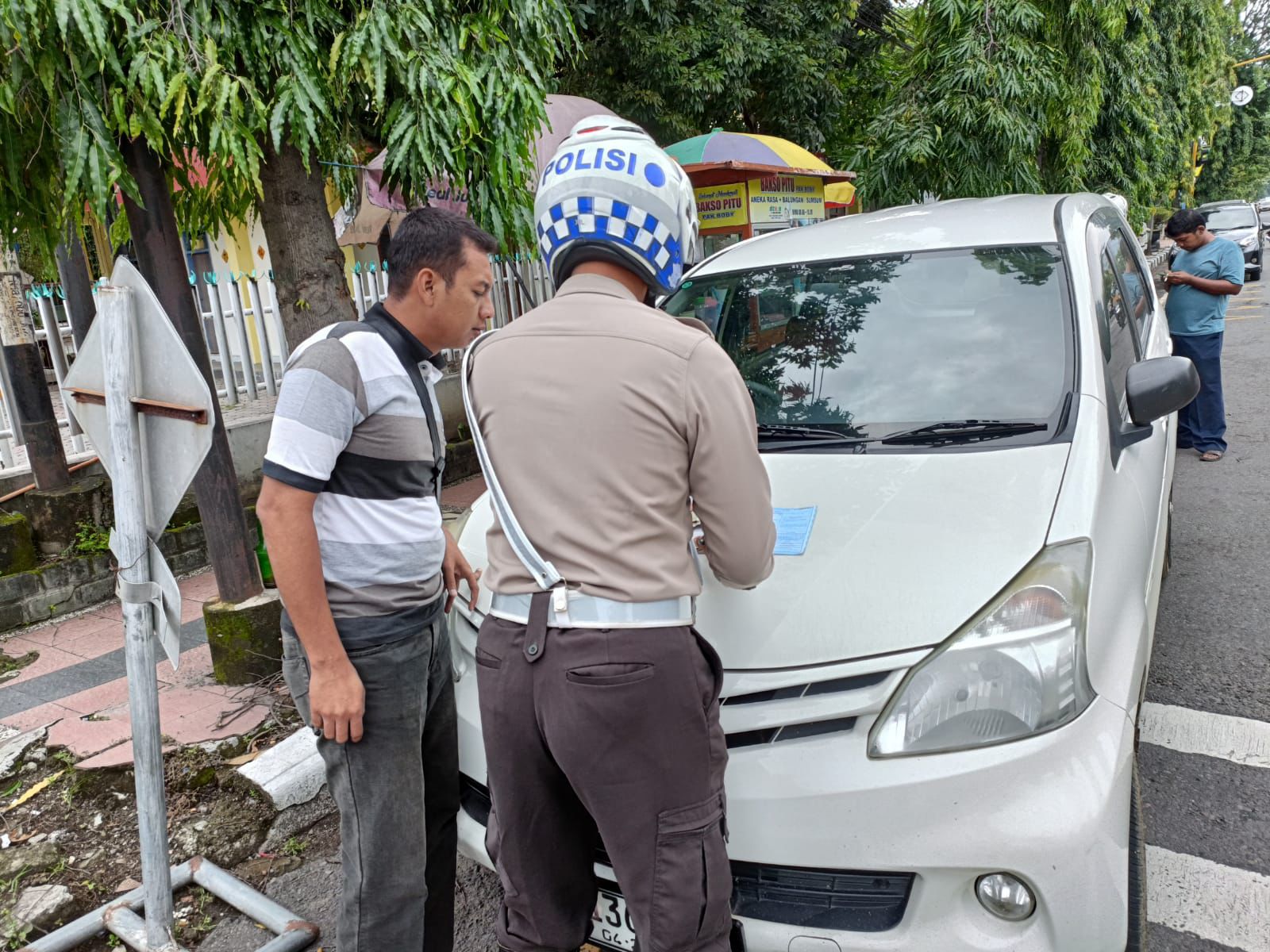 Satlantas Polres Kediri Kota Tertibkan Parkir Liar di Jalan Hasanudin, Enam Kendaraan Kena Tilang