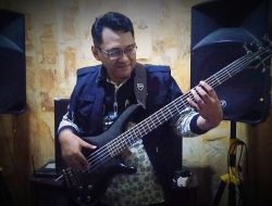 Ketua Bawaslu Kota Kediri Bangkitkan Semangat Bermusik, Bentuk Band Pelestari Koes Plus