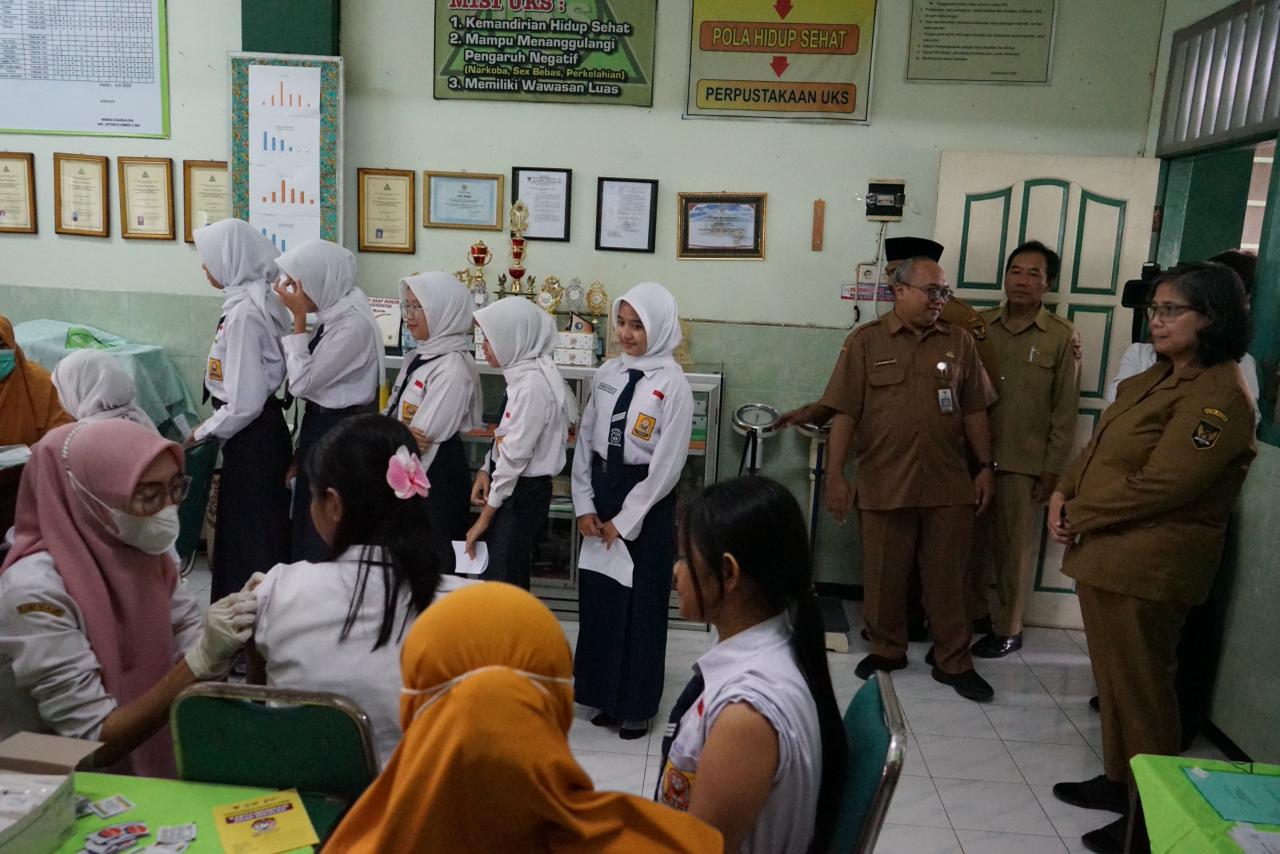 Pj Wali Kota Kediri Zanariah Tinjau Pelaksanaan Perluasan Imunisasi HPV Anak Perempuan Usia 15 Tahun