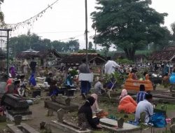 Warga Jemekan Gelar Tahlil Akbar dan Nyekar di Makam Leluhur