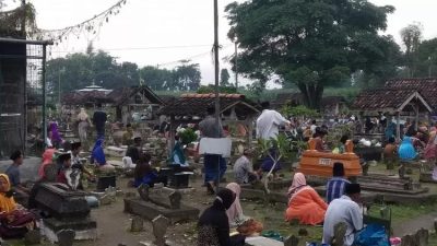 Warga Jemekan Gelar Tahlil Akbar dan Nyekar di Makam Leluhur