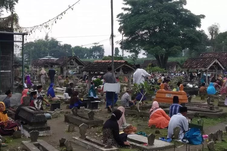 Warga Jemekan Gelar Tahlil Akbar dan Nyekar di Makam Leluhur