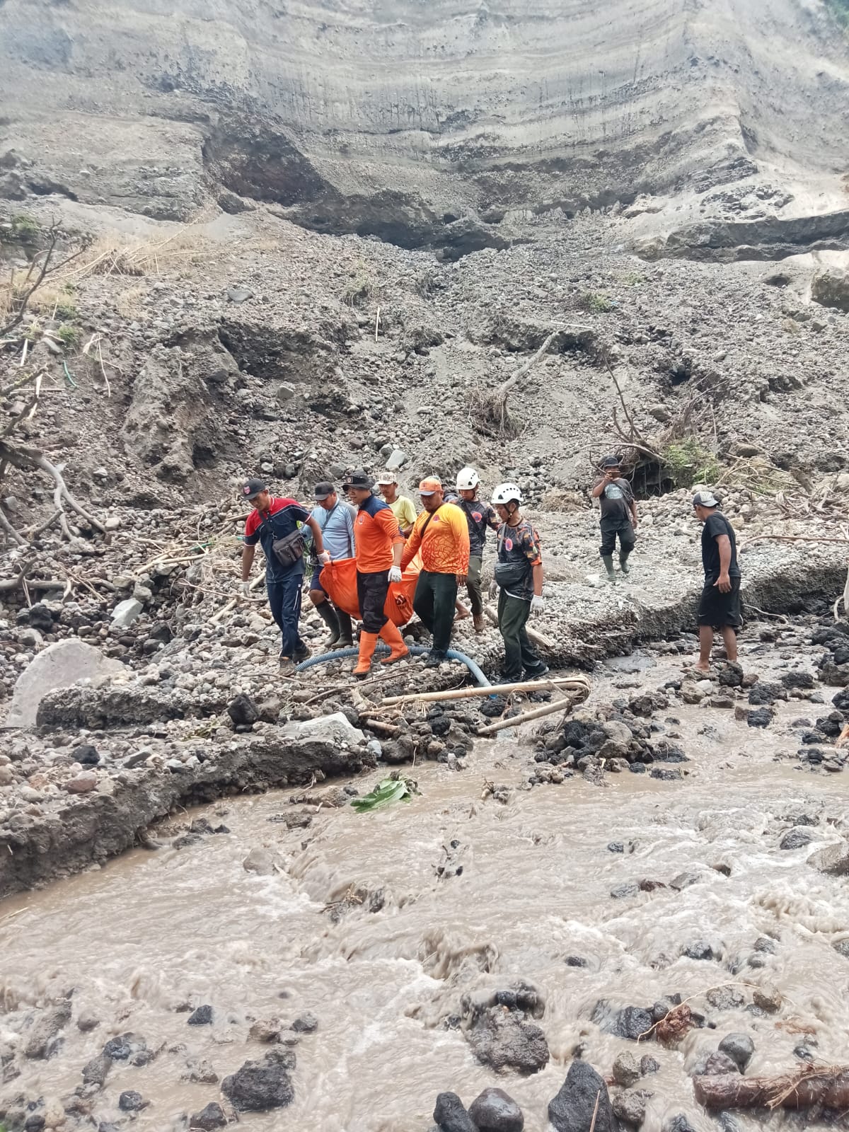 Pencarian Korban Penambang Pasir yang Tertimbun Longsor di Blitar Terus Dilakukan