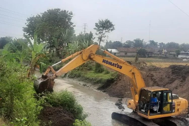 Normalisasi Sungai Jurang Gunting Pranggang Plosoklaten untuk Cegah Banjir