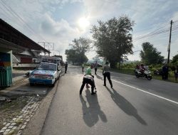 Terobos Lampu Merah, Bus Pariwisata Hantam Pemotor, Suami Istri Asal Srengat Tewas