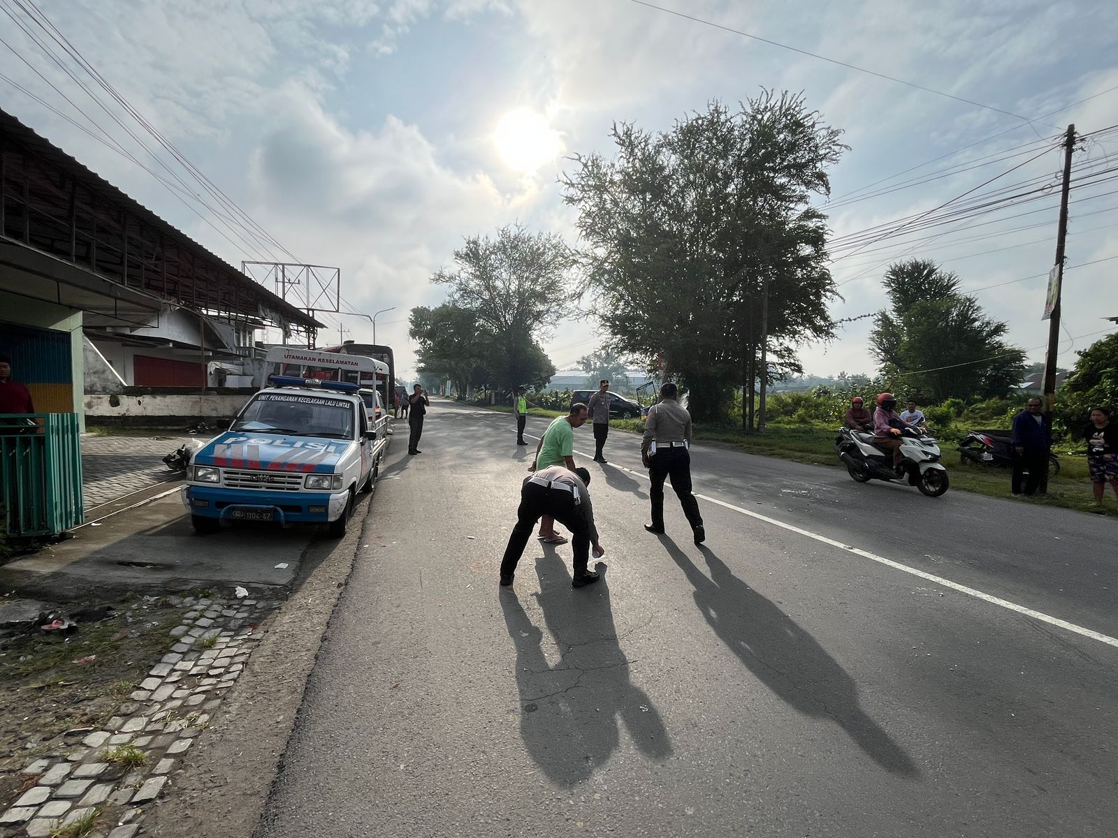 Terobos Lampu Merah, Bus Pariwisata Hantam Pemotor, Suami Istri Tewas