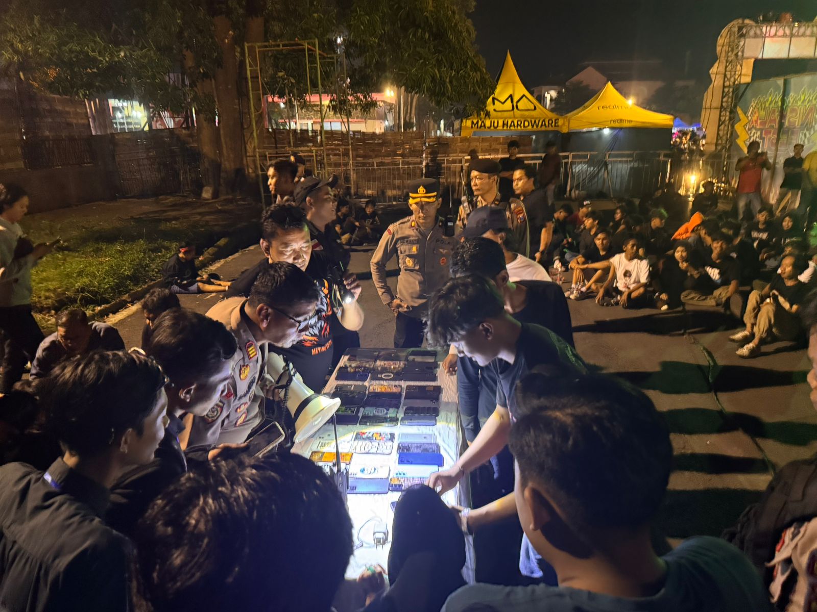 Konser Tipe X di Tulungagung Diwarnai Aksi Pencopetan, Beruntung 47 Ponsel Berhasil Ditemukan!