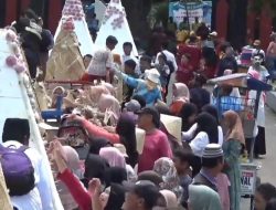 Tradisi Grebeg Apem di Jombang Ricuh, Sejumlah Warga Kehilangan Ponsel