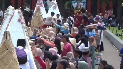 Tradisi Grebeg Apem di Jombang Ricuh, Sejumlah Warga Kehilangan Ponsel