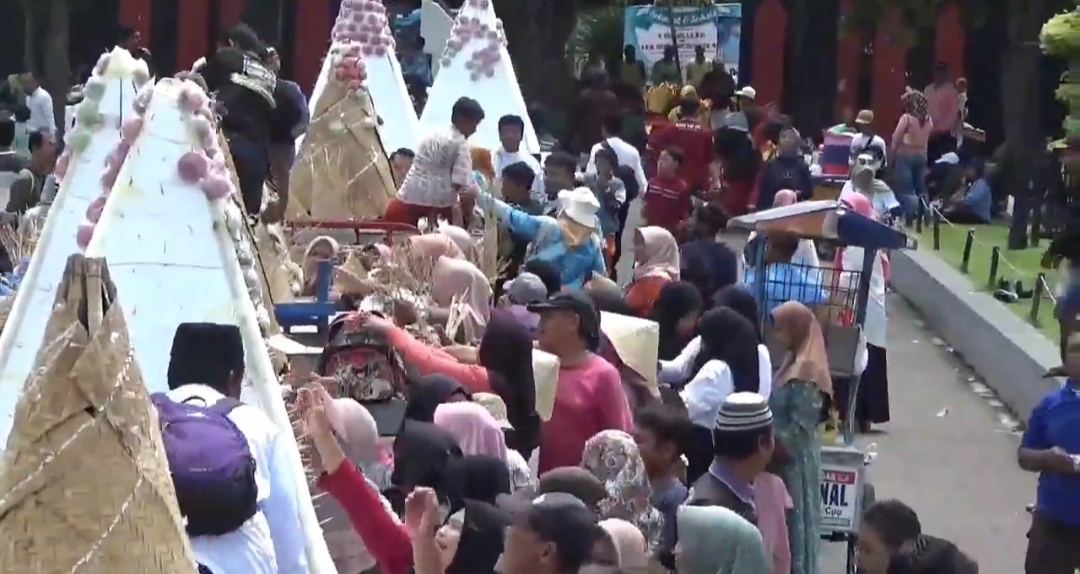 Tradisi Grebeg Apem di Jombang Ricuh, Sejumlah Warga Kehilangan Ponsel