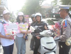 Valentine di Kota Kediri, Polisi Bagikan Hadiah bagi Pengendara Tertib Berlalu Lintas