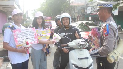 Valentine di Kediri, Polisi Bagikan Hadiah bagi Pengendara Tertib Berlalu Lintas
