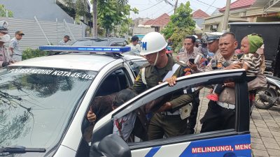 Satlantas Polres Kediri Kota Bantu Ibu Hamil Tua Saat Operasi Keselamatan Semeru