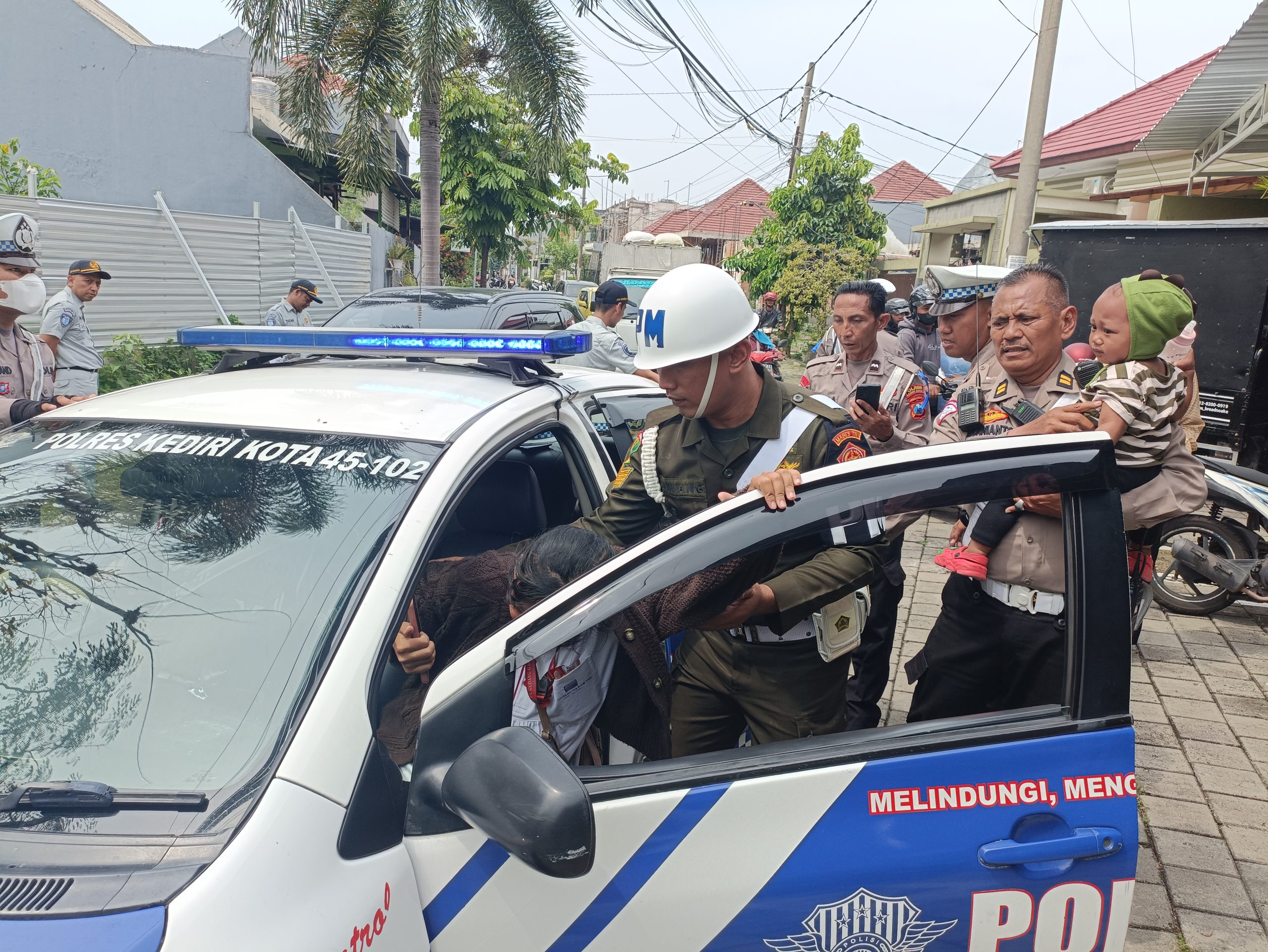 Satlantas Polres Kediri Kota Bantu Ibu Hamil Tua Saat Operasi Keselamatan Semeru