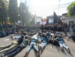 Teatrikal Tiarap Warnai Demo Mahasiswa di DPRD Kota Kediri, Ini Tuntutannya