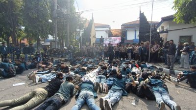 Teatrikal Tiarap Warnai Demo Mahasiswa di DPRD Kota Kediri, Ini Tuntutannya