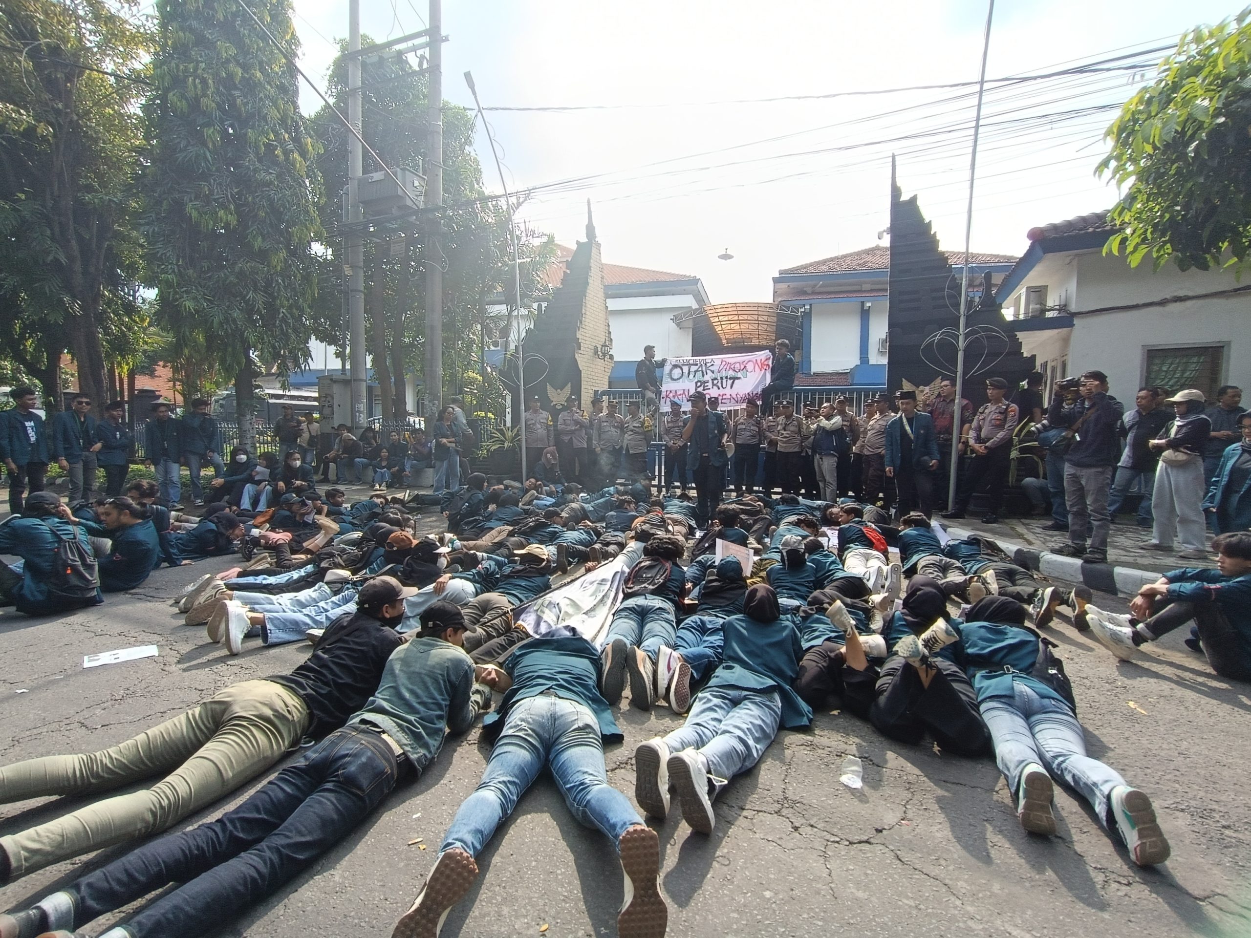 Teatrikal Tiarap Warnai Demo Mahasiswa di DPRD Kota Kediri, Ini Daftar Tuntutannya