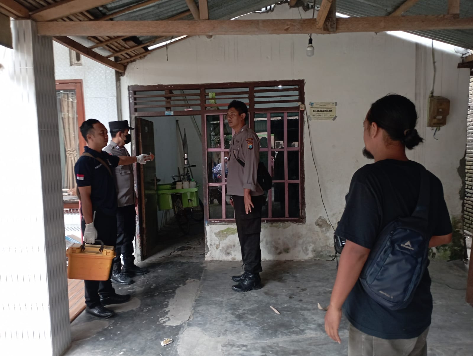 Hendak Beli Sayur, Istri Temukan Suami Gantung Diri di Ruang Tamu