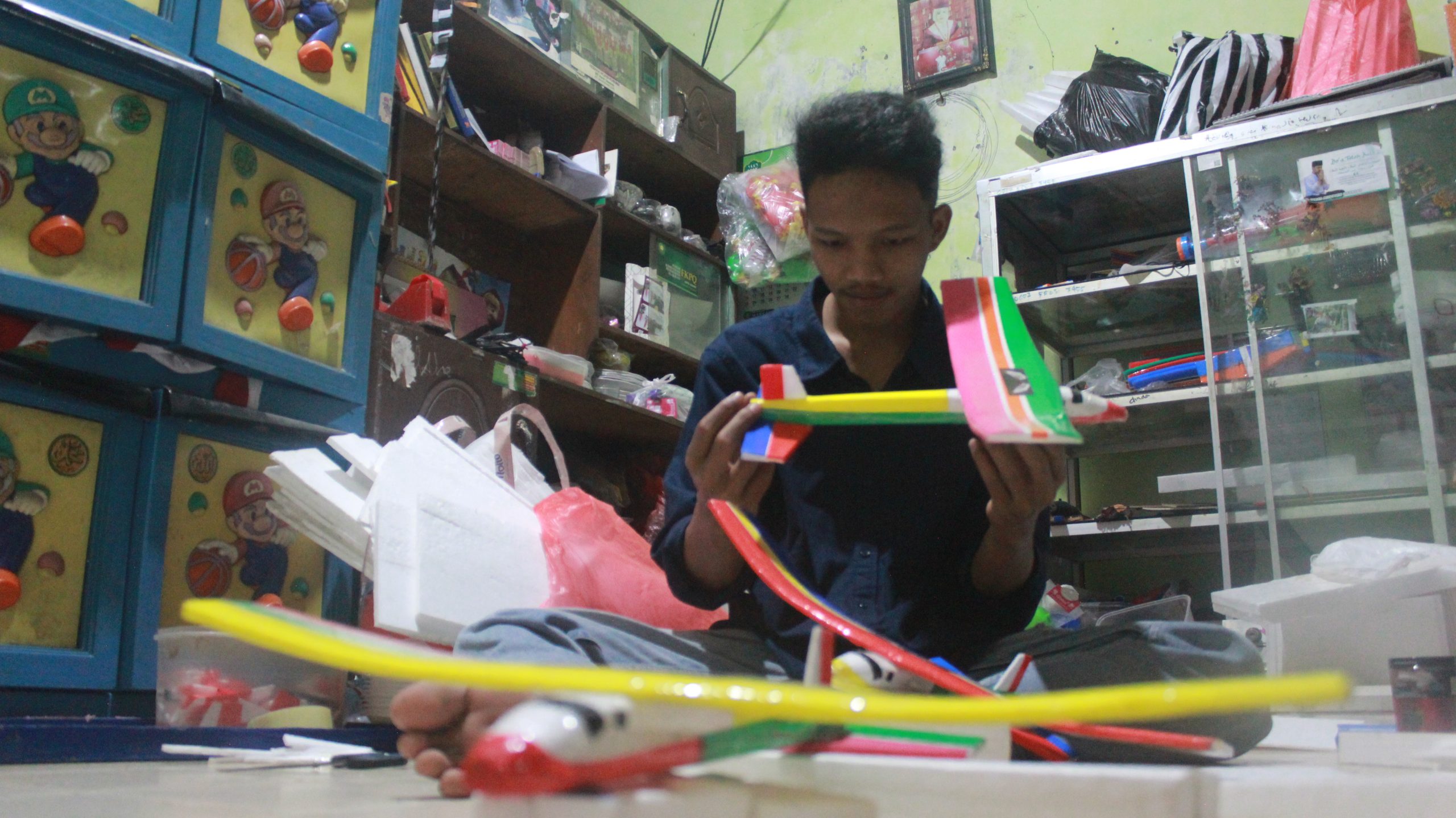 Merintis di Era Digital: Kisah Pemuda Kediri Bertahan dengan Mainan Pesawat Gabus