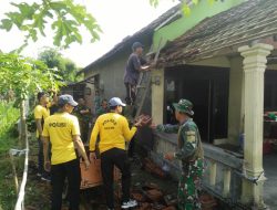 Polisi dan TNI di Kediri Bantu Warga Korban Angin Kencang