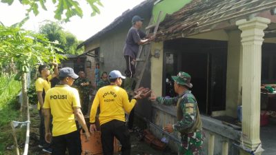Polisi dan TNI di Kediri Bantu Warga Korban Angin Kencang
