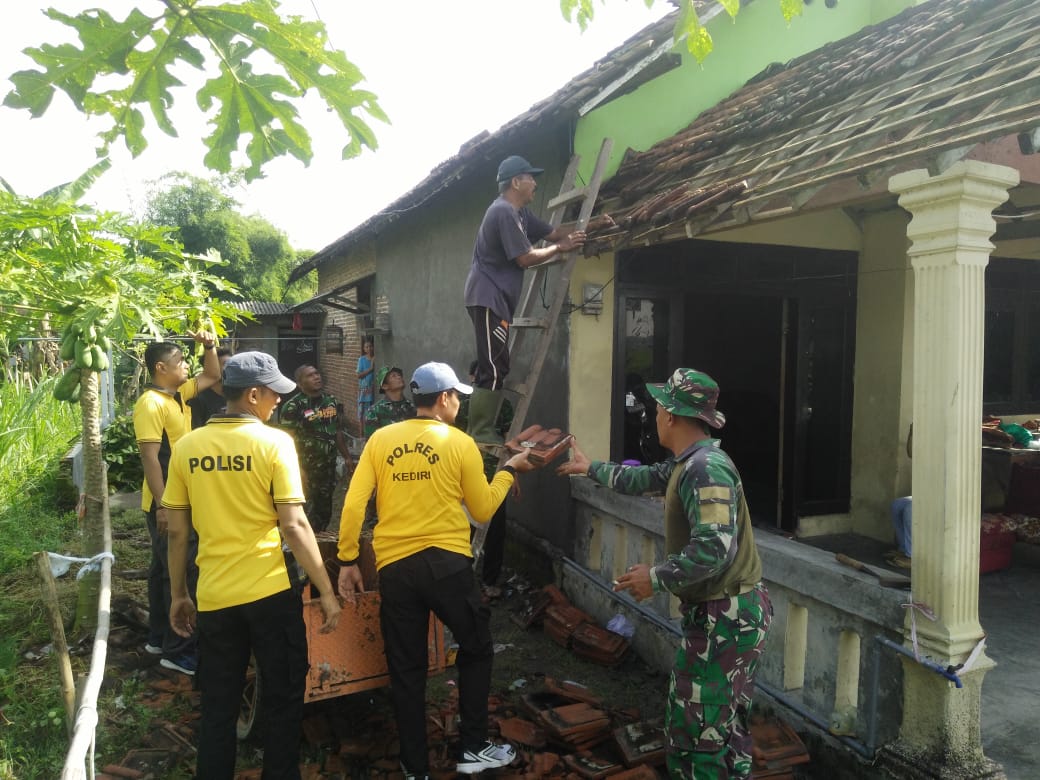 Polisi dan TNI di Kediri Bantu Warga Korban Angin Kencang