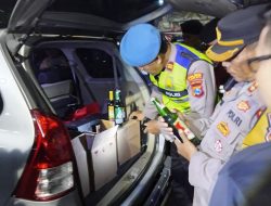 Polisi Temukan Puluhan Botol Miras dalam Razia Cipta Kondisi di Kediri