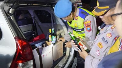 Polisi Temukan Puluhan Botol Miras dalam Razia Cipta Kondisi di Kediri