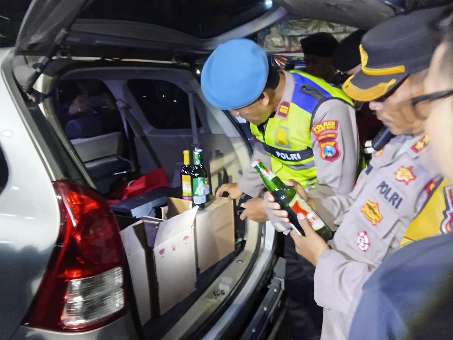 Polisi Temukan Puluhan Botol Miras dalam Razia Cipta Kondisi di Kediri