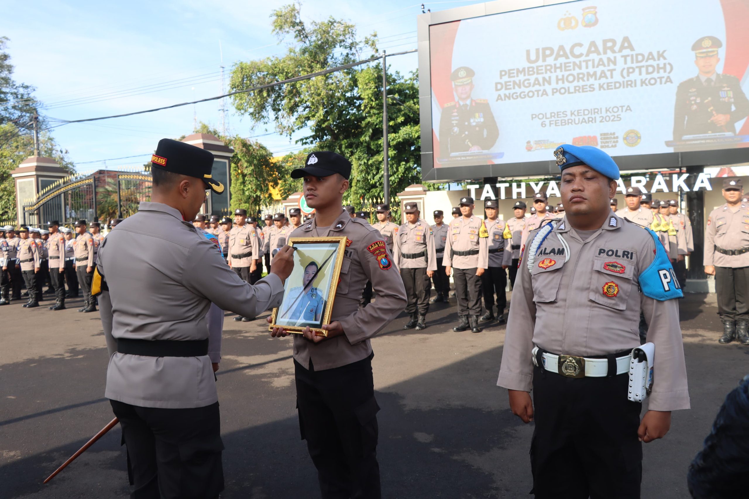 Kapolres Kediri Kota Pimpin Upacara PTDH Secara In Absentia
