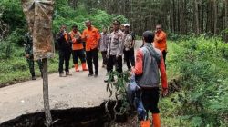 Jalur Utama Penghubung Dua Desa di Ngrayun Ponorogo Ambles, BPBD: Berpotensi Longsor Susulan