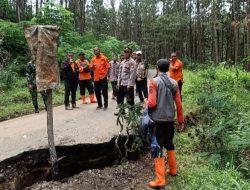 Jalur Utama Penghubung Dua Desa di Ngrayun Ponorogo Ambles, BPBD: Berpotensi Longsor Susulan