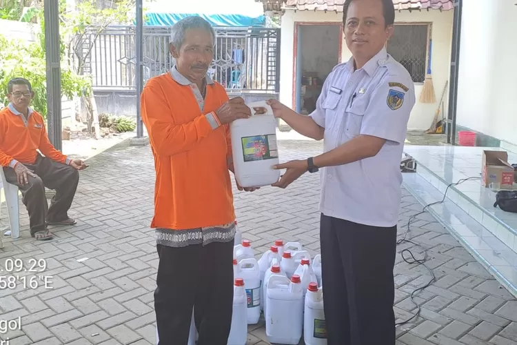 Dispertabun Kabupaten Kediri Rutin Salurkan Bantuan Pupuk untuk Petani Tembakau
