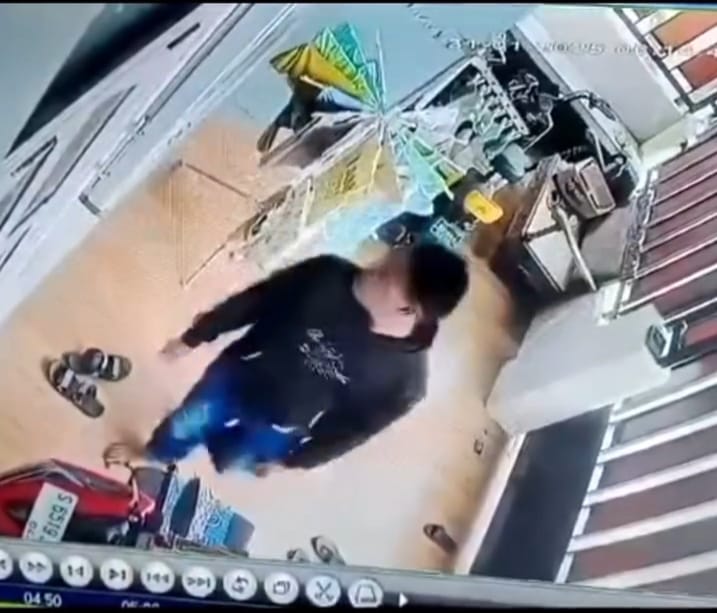 Rekaman CCTV Ungkap Aksi Pencurian di Rumah Warga Mojongapit!