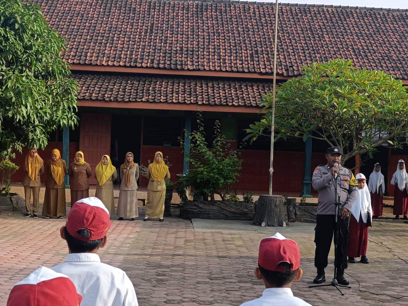 Pak Bhabin Ingatkan Siswa SD untuk Hindari Perundungan