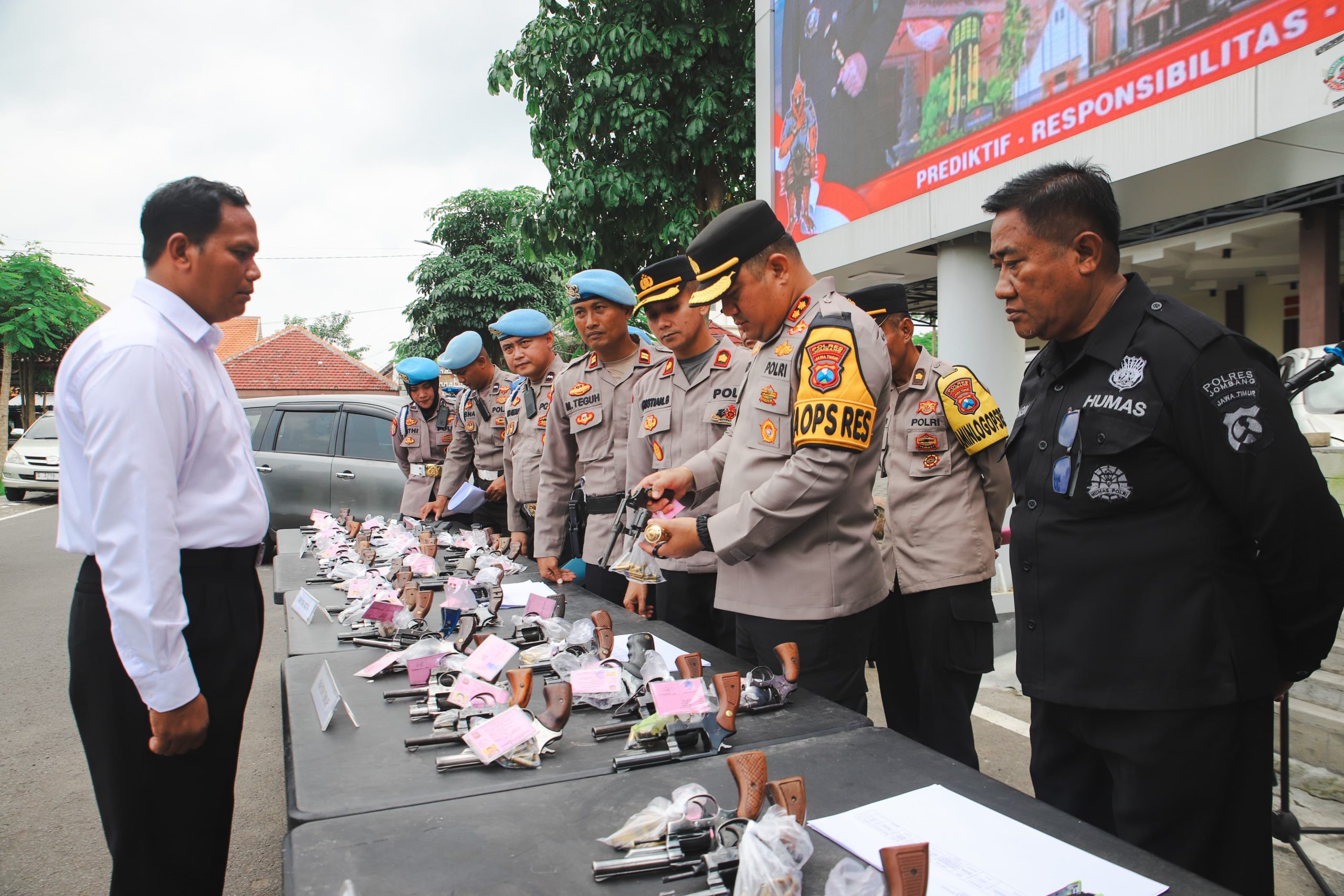 Polres Jombang Periksa Senjata Api dan Tes Urine Sebagai Langkah Pencegahan Penyalahgunaan