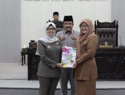Bupati Rini Syarifah Hadiri Paripurna LKPJ, Ucapkan Selamat Pada Rijanto-Beky