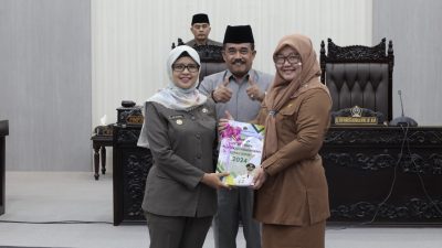 Bupati Rini Syarifah Hadiri Paripurna LKPJ, Ucapkan Selamat Pada Rijanto-Beky