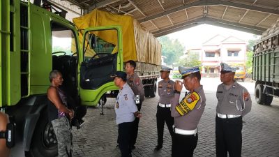 Sidak Truk dan Bus di Blitar, Petugas Temukan Ban Tipis dan Kursi Penumpang Berlebih