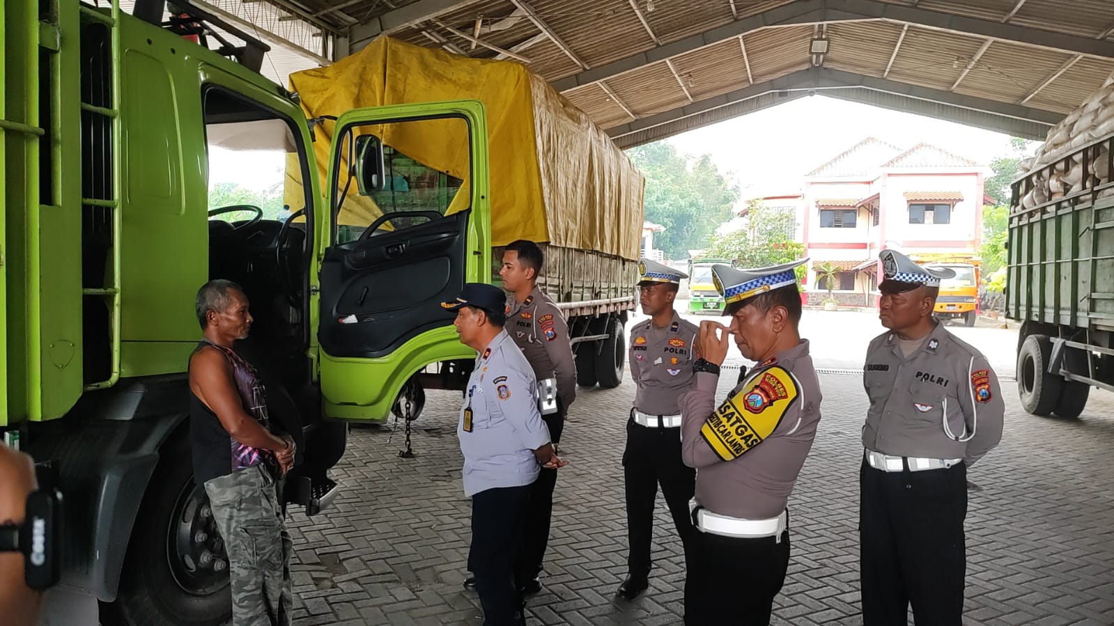 Sidak Truk dan Bus di Blitar, Petugas Temukan Ban Tipis dan Kursi Penumpang Berlebih