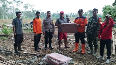 Angin Kencang Robohkan Pohon, Timpa Sekolah dan Musala di Blitar