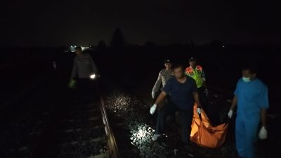 Ngeri! Mr X Tabrakan Diri Saat Kereta Melintas di Jombang