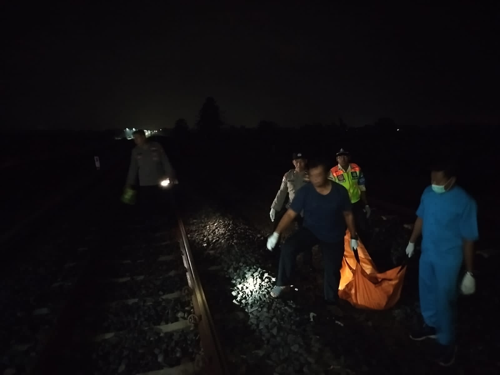 Ngeri! Mr X Tabrakan Diri Saat Kereta Melintas di Jombang