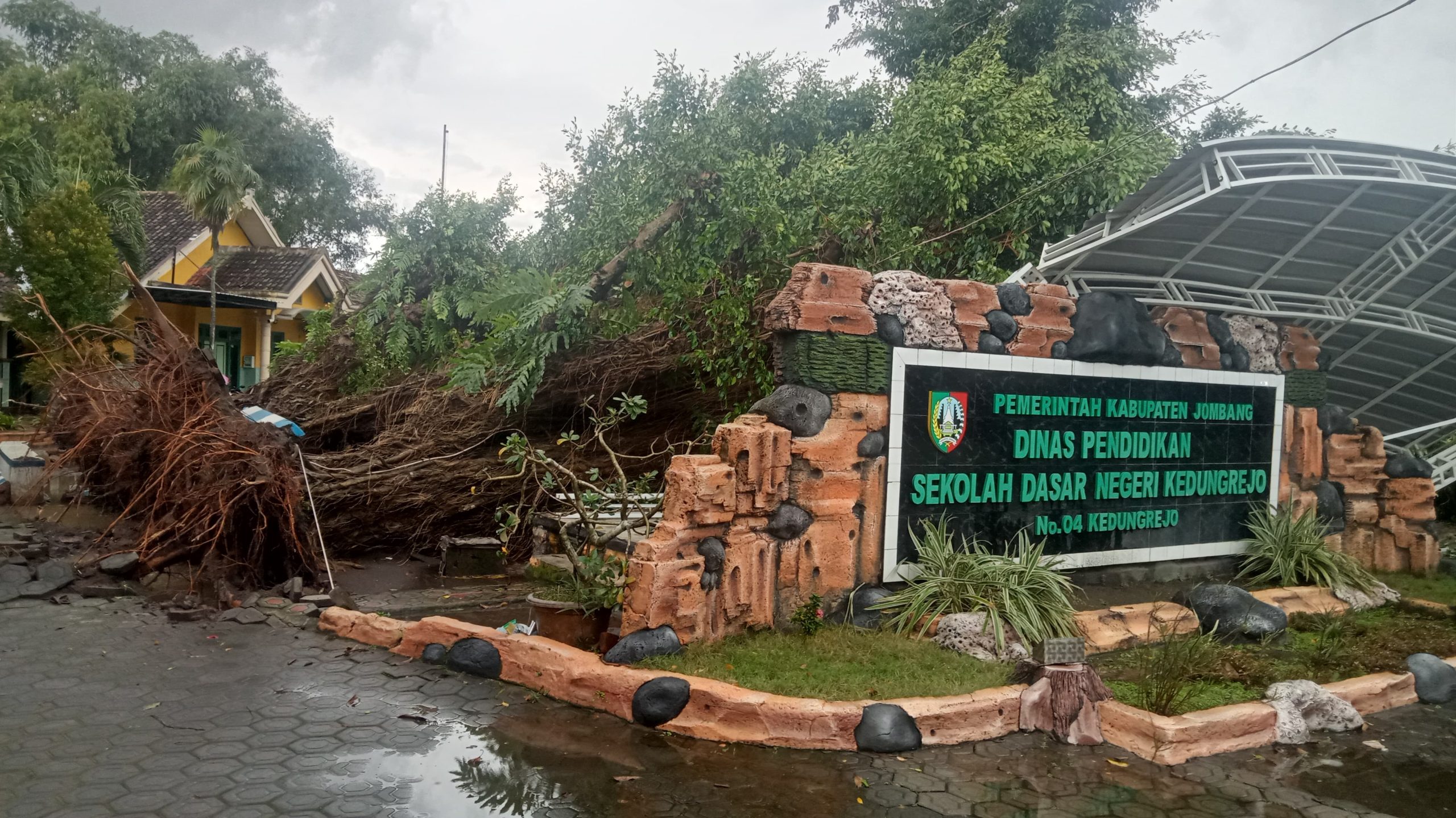 Panggung Teater SDN Kedungrejo Ambruk Diterjang Hujan dan Angin Kencang