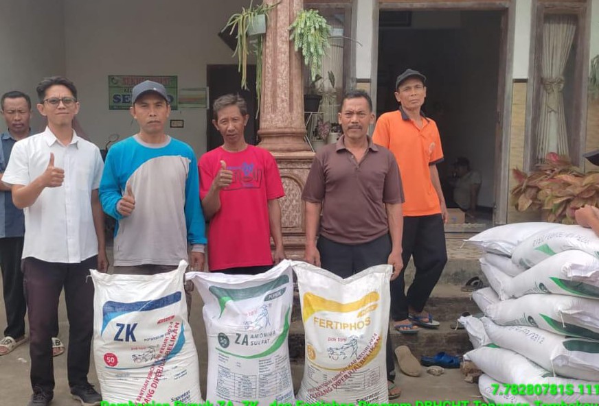 Pemkab Kediri Salurkan Bantuan Pupuk dan Alat Perajang untuk Petani Tembakau