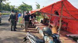 Satpol PP Ponorogo Tertibkan Gerobak PKL yang Ditinggalkan di Jalan Suromenggolo