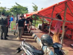 Satpol PP Ponorogo Tertibkan Gerobak PKL yang Ditinggalkan di Jalan Suromenggolo