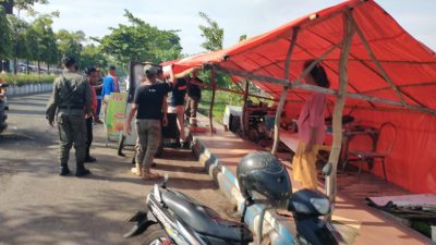 Satpol PP Ponorogo Tertibkan Gerobak PKL yang Ditinggalkan di Jalan Suromenggolo